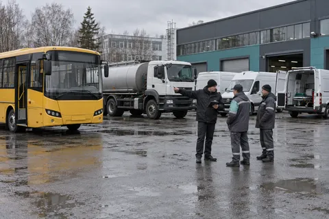 Начальник колонны распределяет водителей между школьным автобусом, автоцистерной и городскими фургонами